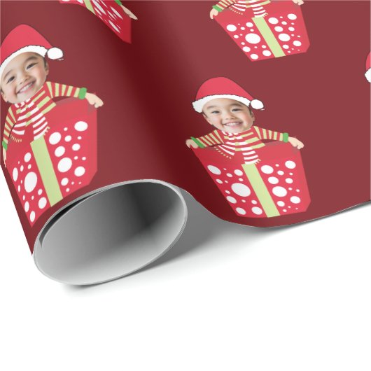 Customizable Children's Face Photo Red Christmas Cadeaupapier (Rol Hoek)