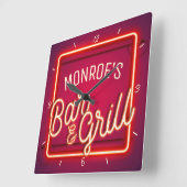 Customize NAME Red Faux Neon Sign Retro Bar Grill Vierkante Klok (Hoek)