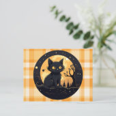 Cut Black Cat Sinaasappel en wit geruite Halloween Feestdagenkaart (Staand voorkant)
