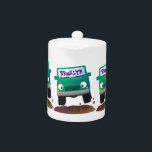 Cute 4X4 terreinwagen cartoon Theepot<br><div class="desc">Dit schattige 4W-voertuig op de weg wordt in een schattige cartoon getekend voor vier leuke pieptonen.</div>