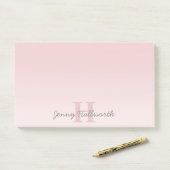 Cute aanpasbare roze monogram & uw naam schrift post-it® notes (Op bureau)