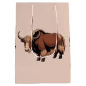 Cute & adorable brown Yak  Medium Cadeauzakje (Achterkant)