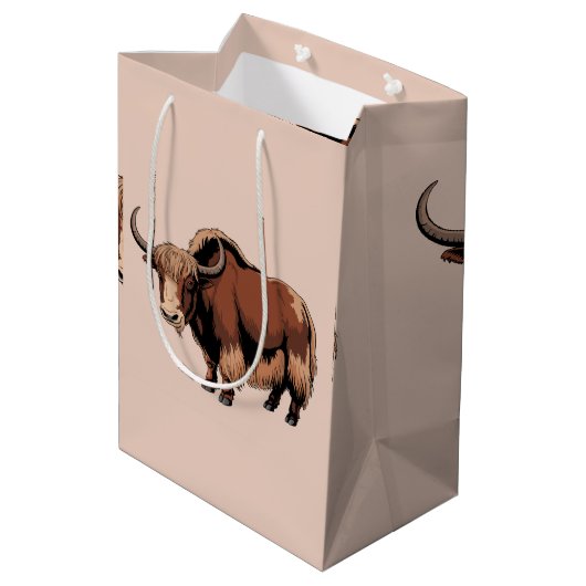 Cute & adorable brown Yak  Medium Cadeauzakje (Achterkant Gekanteld)