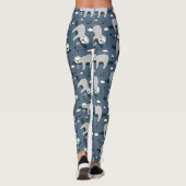 cute adorable gray sloth pattern blue background leggings (Achterkant)