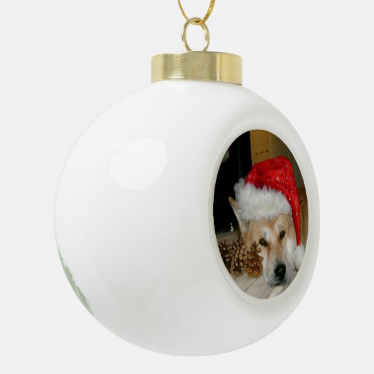 Cute akita in red santa hat met kerstkegels keramische bal ornament (Links)