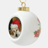 Cute akita in red santa hat met kerstkegels keramische bal ornament (Rechts)