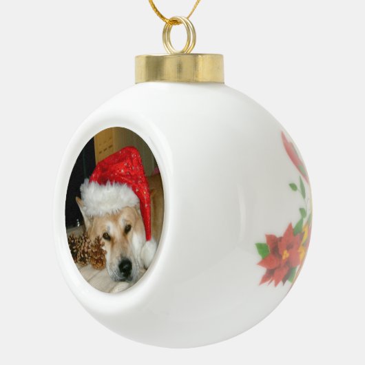 Cute akita in red santa hat met kerstkegels keramische bal ornament (Rechts)