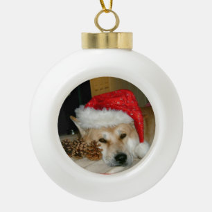 Cute akita in red santa hat met kerstkegels keramische bal ornament