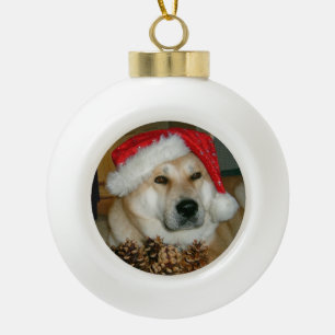 Cute akita in red santa hat met kerstkegels keramische bal ornament