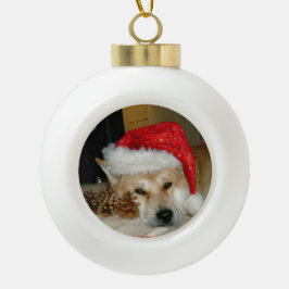 Cute akita in red santa hat met kerstkegels keramische bal ornament