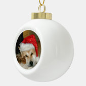 Cute akita in red santa hat met kerstkegels keramische bal ornament (Rechts)
