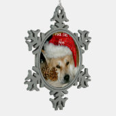 Cute akita in red santa hat met kerstkegels tin sneeuwvlok ornament (Links)