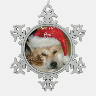 Cute akita in red santa hat met kerstkegels tin sneeuwvlok ornament