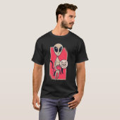 Cute Alien Holding Pet Cat Graphic T-shirt (Voorkant volledig)