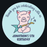 Cute Alpaca Play Guitar Kids Birthday Party Ronde Sticker<br><div class="desc">Een feestje voor kinderen,  jongens of meisjes die van dieren houden. Ideaal voor kinderen op verjaardagsfeestje,  feestvieren en dankjewel op het label. U kunt de tekst voor baby shower of andere gelegenheid en partij ook aanpassen.</div>
