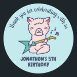 Cute Alpaca Play Guitar Kids Birthday Party Ronde Sticker<br><div class="desc">Een feestje voor kinderen,  jongens of meisjes die van dieren houden. Ideaal voor kinderen op verjaardagsfeestje,  feestvieren en dankjewel op het label. U kunt de tekst voor baby shower of andere gelegenheid en partij ook aanpassen.</div>
