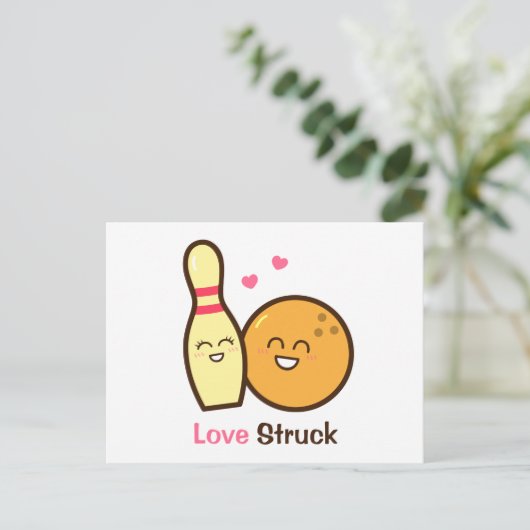 Cute Amusing Bowling Ball and Pin Love Struck Briefkaart (Staand voorkant)