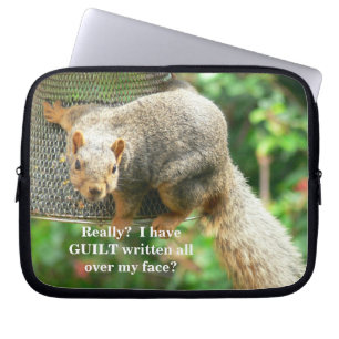 "Cute and Guilty-look Squirrel die op vogel zwemt Laptop Sleeve
