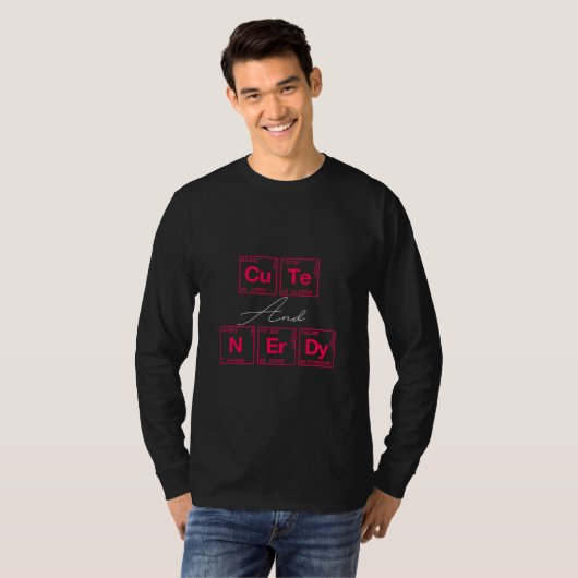 Cute And Nerdy Written In Elements Of The Periodic T-shirt (Voorkant volledig)