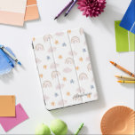 Cute and Whimsical Waterverf Rainbow Arc Pattern iPad Pro Cover<br><div class="desc">Een eenvoudige en moderne draagtas met waterverf regenbogen,  sterren en wolken in pastelkleuren van lichtblauw,  roze en oranje. Pas het aan met jouw naam. Perfect als cadeau voor kinderen die graag doedelen en tekenen.</div>