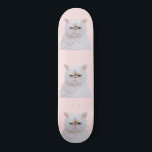 Cute Angry Fluffy Pink White Kitty Cat Portret Persoonlijk Skateboard<br><div class="desc">Dit schattige en knuffelende ontwerp is perfect voor de kattenliefhebber. Hij heeft een met de hand geschilderd wit fluffy Himalayan kitten met felblauwe ogen boven op een eenvoudige, wazige roze achtergrond. Het is een modern, schattig, kunstmatig en trendy dierenontwerp. ***BELANGRIJKE NOTA VAN HET ONTWERP: Voor om het even welk verzoek...</div>