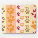 Cute Animal Paw Prints Pattern in Natural Colors Muismat<br><div class="desc">Een schattig ontwerp met verschillende rijen dierlijke pootafdrukken in natuurlijke kleuren zoals bruin, geel, rood en oranje op een gestreept patroon. Sommige poten hebben klauwen en andere niet.</div>