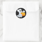 Cute animated Ghost met pompoen Ronde Sticker (Tas)