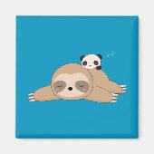 Cute animated sloth with panda beer magneet (Voorkant)