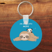 Cute animated sloth with panda beer sleutelhanger (Voorkant)
