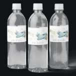Cute Aqua Blue Plane Cloud Heart Kids Birthday Waterfles Etiket<br><div class="desc">Het is een verbluffend klein lichtpuntje van het vliegtuig met een aangepast jaar en wolkenkraam,  perfect voor je kleine verjaardagsfeest. Het is zeer gemakkelijk om,  met uw persoonlijke details aan te passen. Als u een ander bijpassend product of aanpassing nodig hebt,  bericht dan via Zazzle.</div>