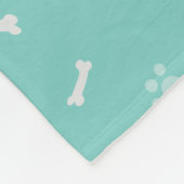 Cute Aquamarine Fluffy White Puppy Dog Bone Fleece Deken (Hoek)