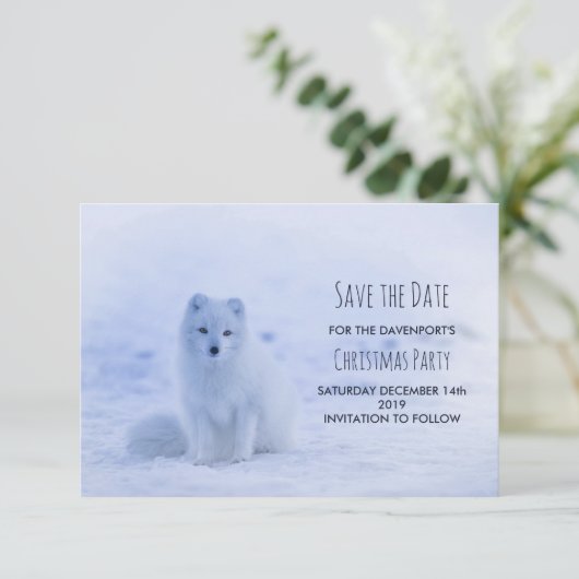 Cute Arctic Fox op Sneeuwfeest Save The Date (Staand voorkant)