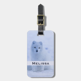 Cute Arctic Fox op Snowy Winter Background Bagagelabel