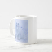 Cute Arctic Fox op Snowy Winter Background Koffiemok (Voorkant links)