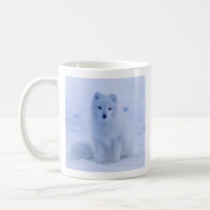 Cute Arctic Fox op Snowy Winter Background Koffiemok