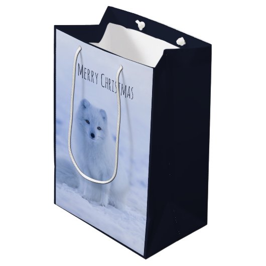 Cute Arctic Fox op Snowy Winter Background Medium Cadeauzakje (Voorkant Gekanteld)