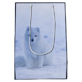 Cute Arctic Fox op Snowy Winter Background Medium Cadeauzakje (Achterkant)