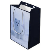 Cute Arctic Fox op Snowy Winter Background Medium Cadeauzakje (Achterkant Gekanteld)