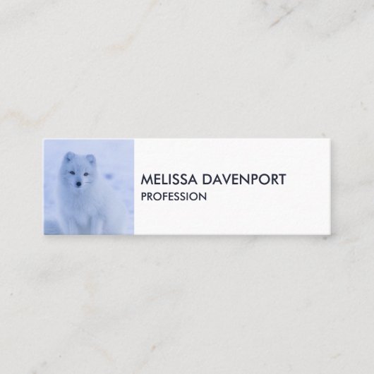 Cute Arctic Fox op Snowy Winter Background Mini Visitekaartje (Voorkant)