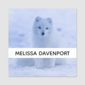 Cute Arctic Fox op Snowy Winter Background Naamplaatje (Voorkant)