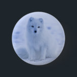 Cute Arctic Fox op Snowy Winter Background Ronde Button 5,7 Cm<br><div class="desc">Een knop met een foto van een witte poolvos. Een wintery sneeuwlandschap omringt dit heerlijke schepsel.</div>