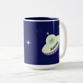 Cute Avatar Alien & Flying Saucer op Navy Blue Tweekleurige Koffiemok (Voorkant rechts)