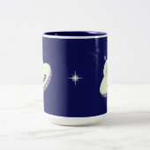 Cute Avatar Alien & Flying Saucer op Navy Blue Tweekleurige Koffiemok (Center)