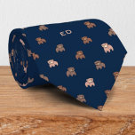 Cute Baby Beren Pattern Monogramed Stropdas<br><div class="desc">Cute baby beren patroon op donkerblauwe achtergrond ontwerp stropdas met een monogram. U kunt het monogram gemakkelijk personaliseren of de kleur van uw eigen keus kiezen gebruikend het ontwerphulpmiddel.</div>
