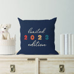 Cute Baby Birth Year Limited Edition Rainbow Kussen<br><div class="desc">Introductie van ons schattige aangepaste Cute Kinder Birth Year Limited Edition Rainbow-Sierkussen! Deze moderne en leuke kussen zijn de perfecte aanvulling op de slaapkamer of speelruimte van elk kind, omdat ze voorzien zijn van een kleurrijk regenboogontwerp in papaverretro-kleuren die elke ruimte verhelderen. Maar wat dit kussen echt bijzonder maakt, is...</div>