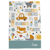 Cute Baby Boy Car Speelgoed Pattern and Name Baby  Medium Cadeauzakje (Achterkant)