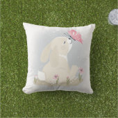 Cute baby Bunny en vlinder. Buitenkussen (Gras)