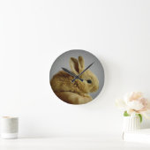 Cute Baby Bunny Rabbit in Hand Ronde Klok (Huis)