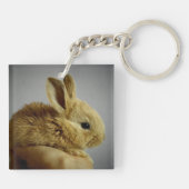 Cute Baby Bunny Rabbit in Hand Sleutelhanger (Achterkant)