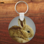 Cute Baby Bunny Rabbit in Hand Sleutelhanger (Achterkant)